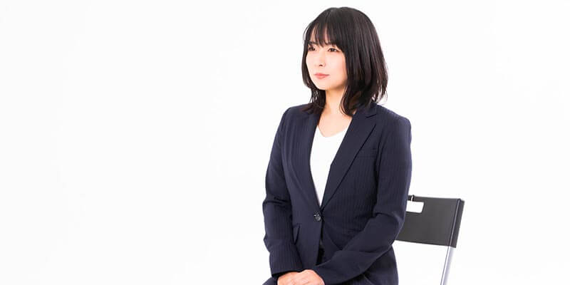 面接を受ける女性